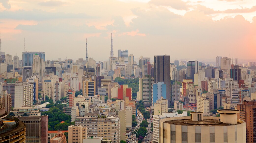 Edifício Itália mostrando linha do horizonte e uma cidade