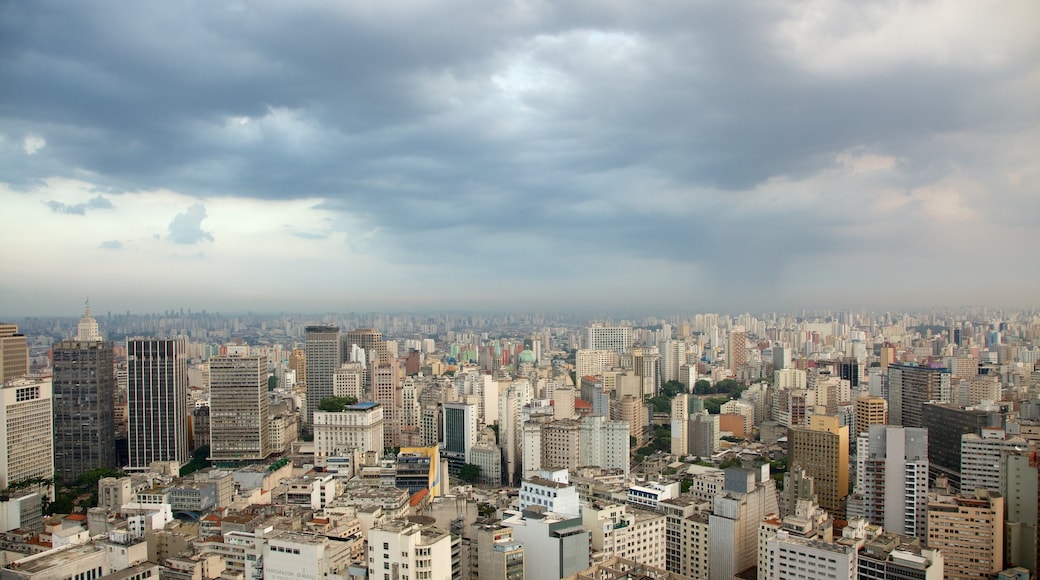 Edifício Itália bevat hoogbouw, skyline en een stad