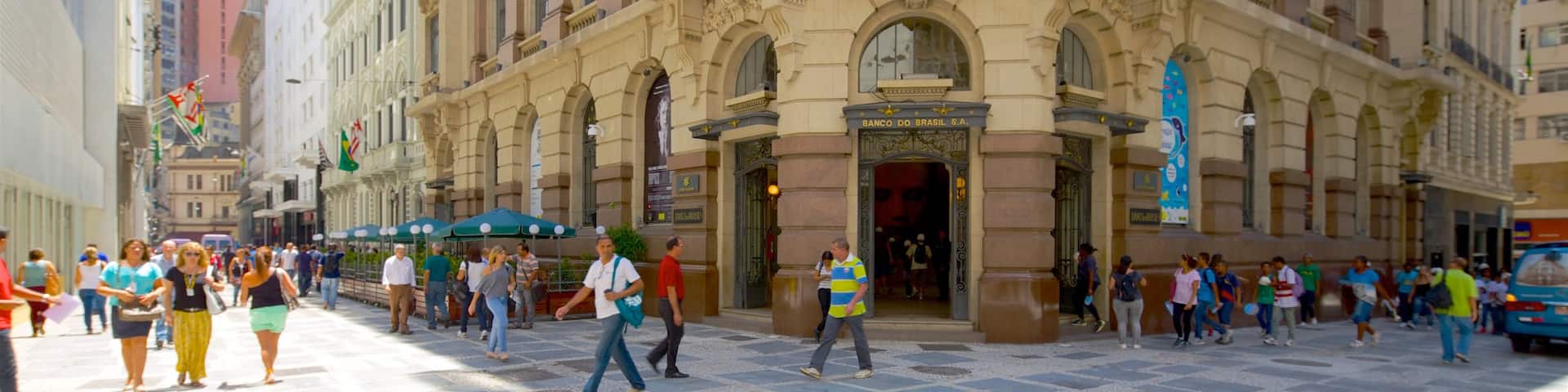 Bank of Brazil Cultural Center showing heritage architecture and street scenes as well as a large group of people