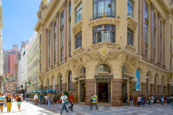 Centro Cultural Banco do Brasil qui includes patrimoine architectural et scĂšnes de rue aussi bien que important groupe de personnes