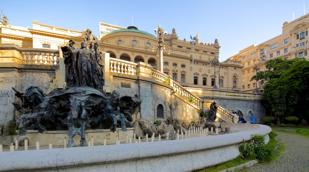 Sao Paulos stadsteater som inkluderar historisk arkitektur och en fontän