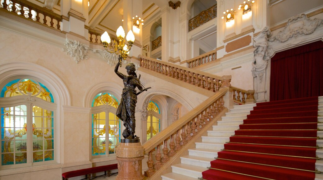 Sao Paulos stadsteater presenterar interiörer, en staty eller skulptur och teaterscener