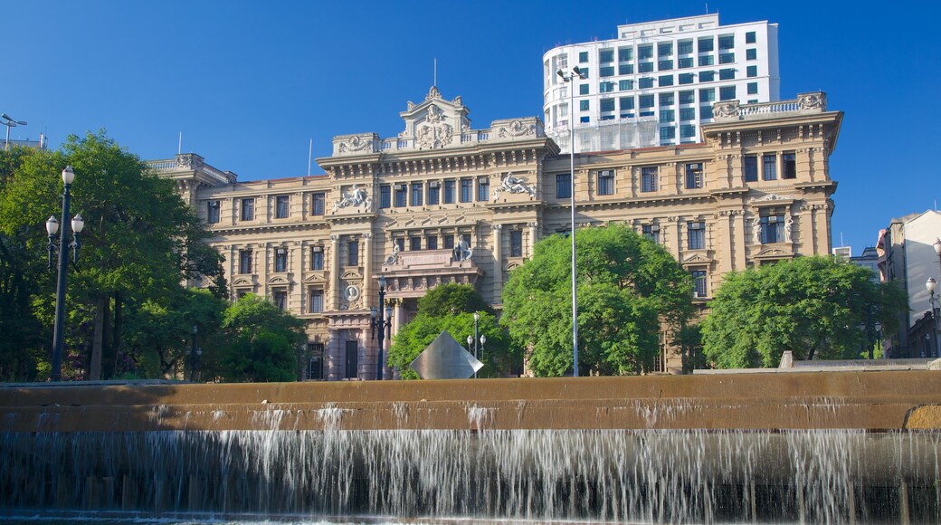 Sao Paulo showing heritage architecture and a fountain
