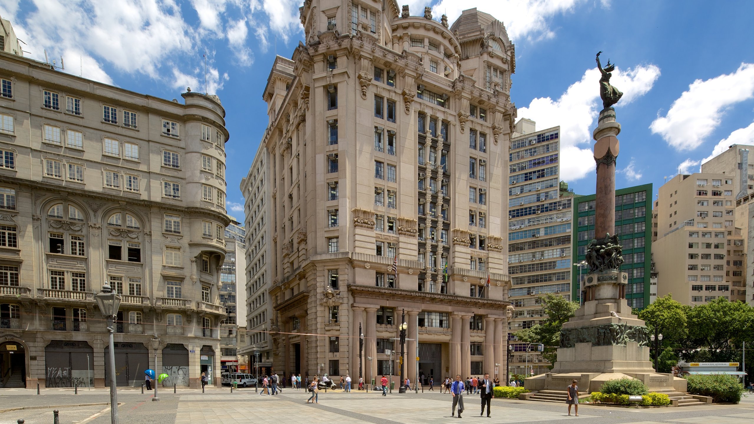 São Paulo presenterar historisk arkitektur och ett torg