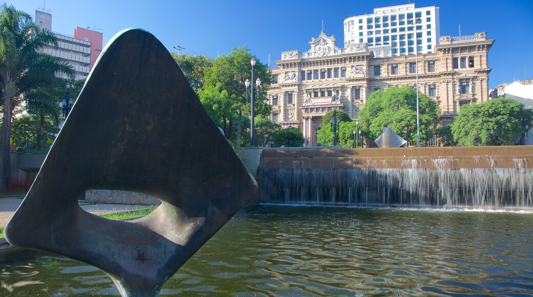 Sao Paulo showing a fountain