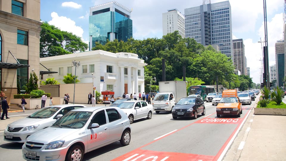 Avenida Paulista mostrando una ciudad y escenas cotidianas