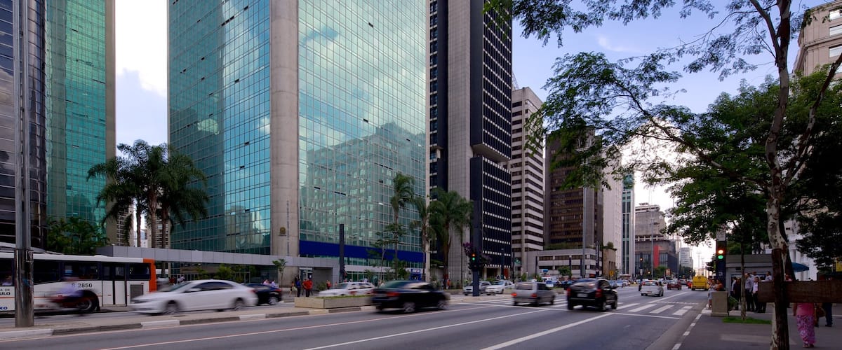 Avenida Paulista mostrando arquitetura moderna e uma cidade