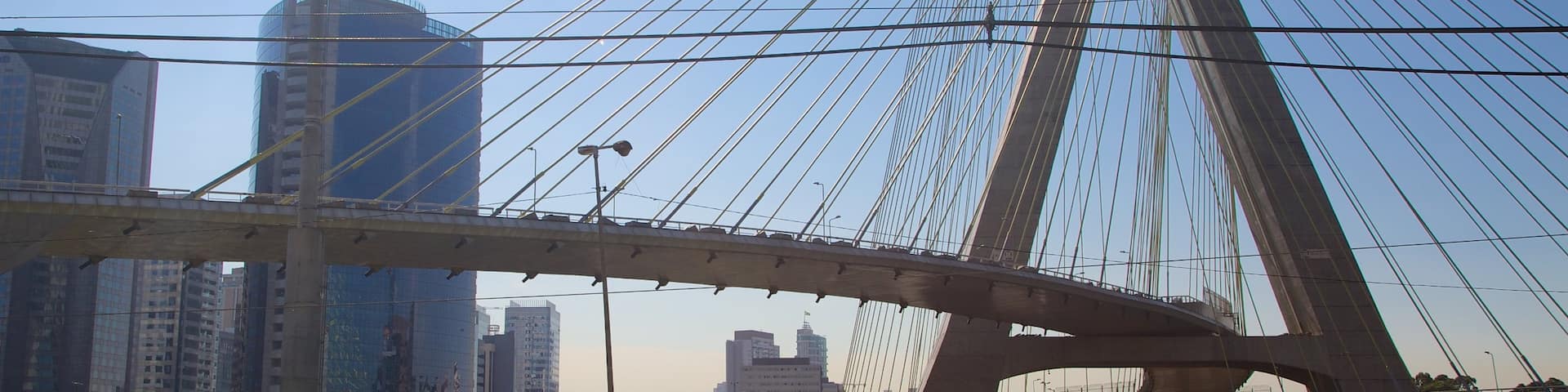 Pont Octavio Frias de Oliveira montrant ville et architecture moderne