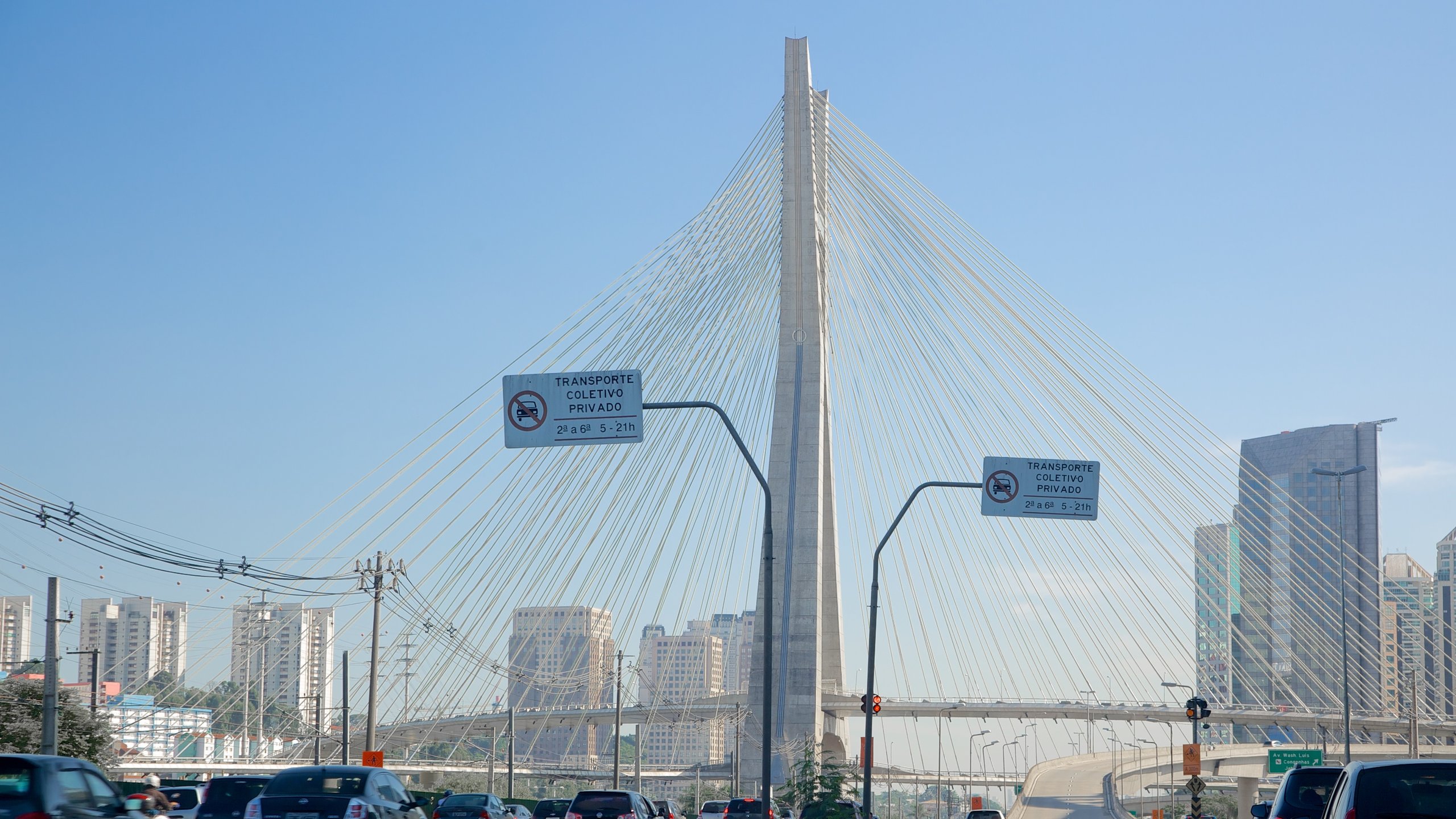 Octavio Frias de Oliveira Bridge which includes a city and a bridge