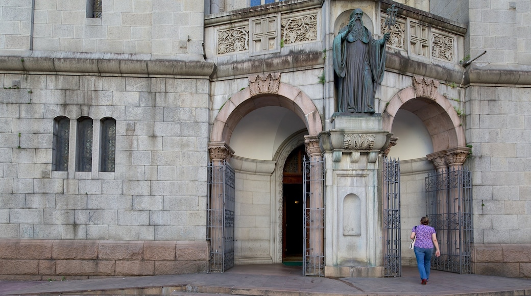 Sao Bento Monastery featuring a church or cathedral, street scenes and religious elements