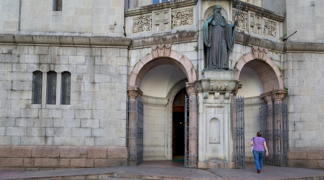 Sao Bento Monastery showing street scenes, a church or cathedral and religious aspects