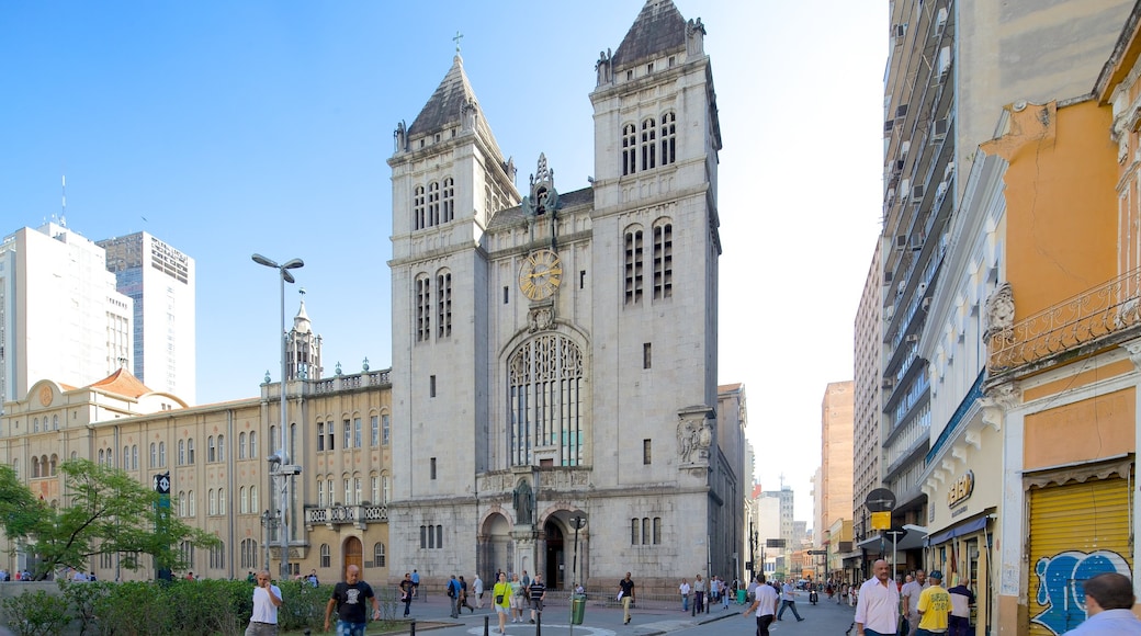 Monasterio de San Bento ofreciendo arquitectura patrimonial, escenas cotidianas y una iglesia o catedral