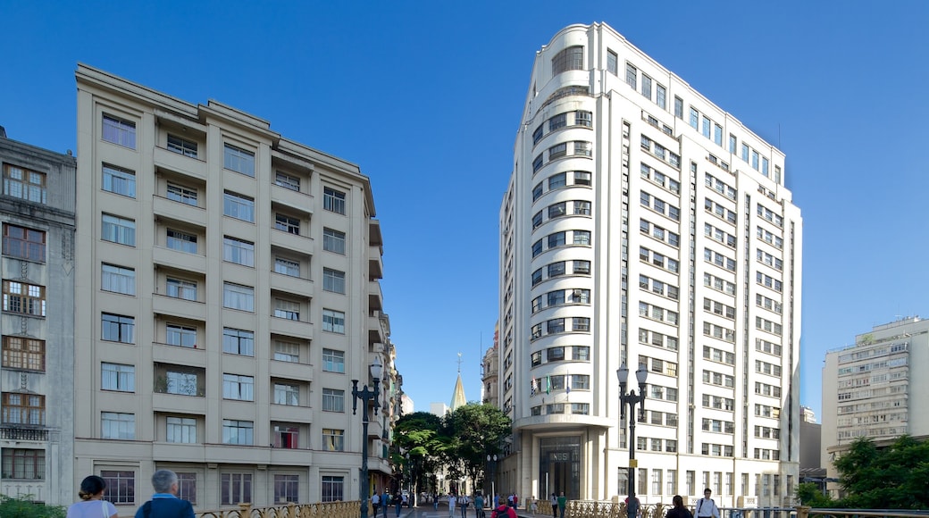 Viaduto do Cha showing a city