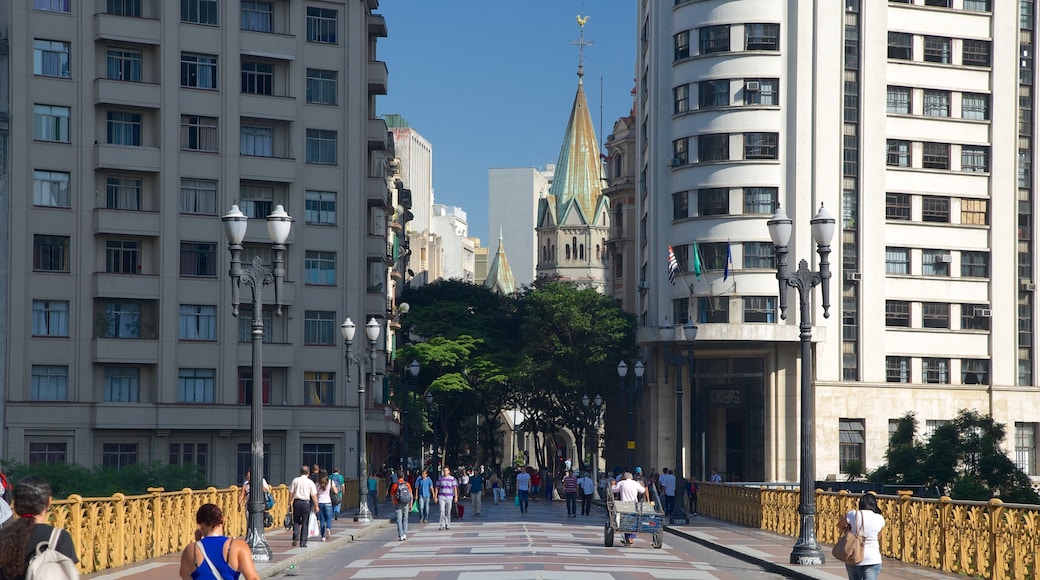 Viaduto do Cha có tính năng thành phố và cảnh đường phố