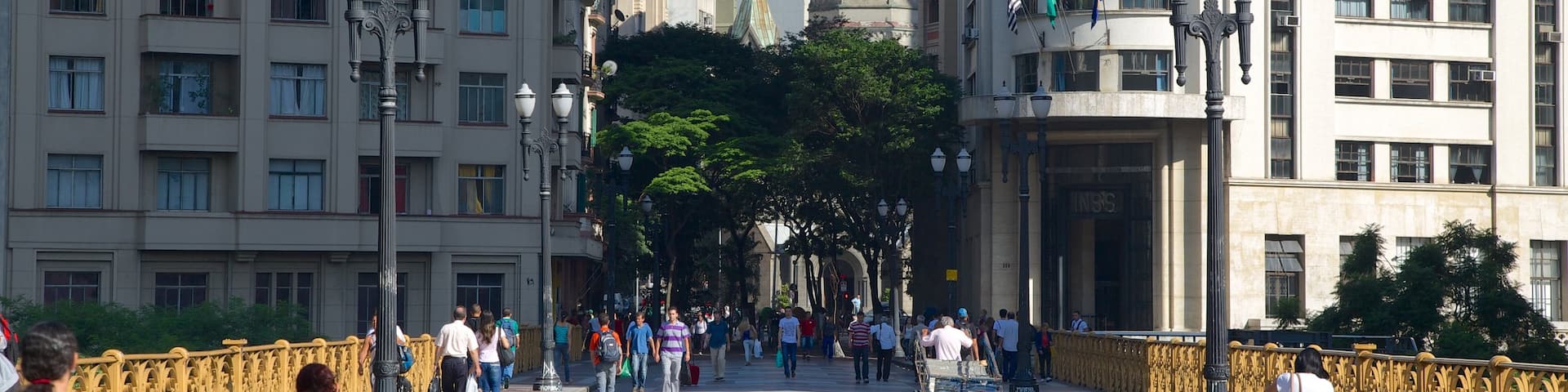 Viaduto do Cha featuring a city and street scenes