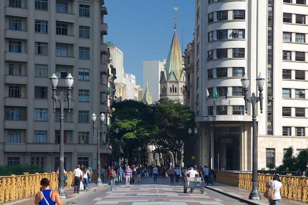 Viaduto do Chá welches beinhaltet Straßenszenen und Stadt