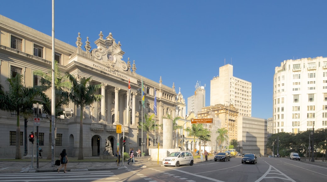 Sao Francisco Square showing street scenes and a city