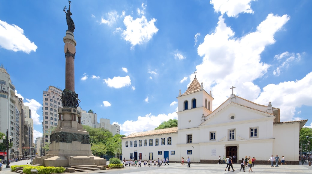 San Paolo che include piazza, chiesa o cattedrale e elementi religiosi