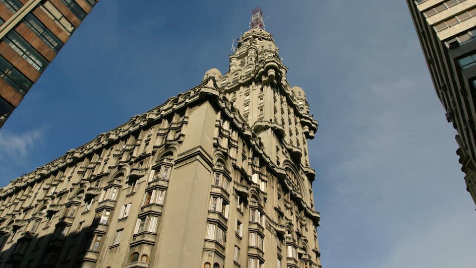 Montevideo showing heritage architecture and a high rise building
