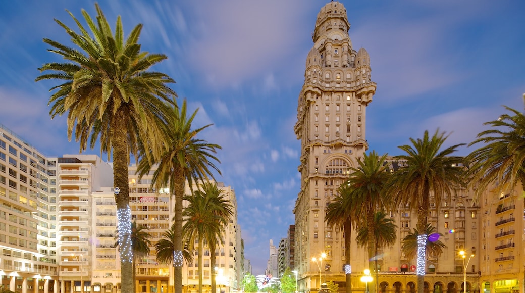 Palacio Salvo que incluye escenas cotidianas, un atardecer y una ciudad