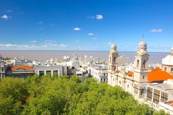 Katedralen i Montevideo som visar historisk arkitektur, en stad och en kyrka eller katedral