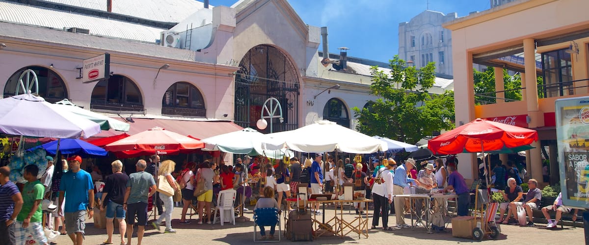 Mercado Agricola de Montevideo featuring markets as well as a large group of people