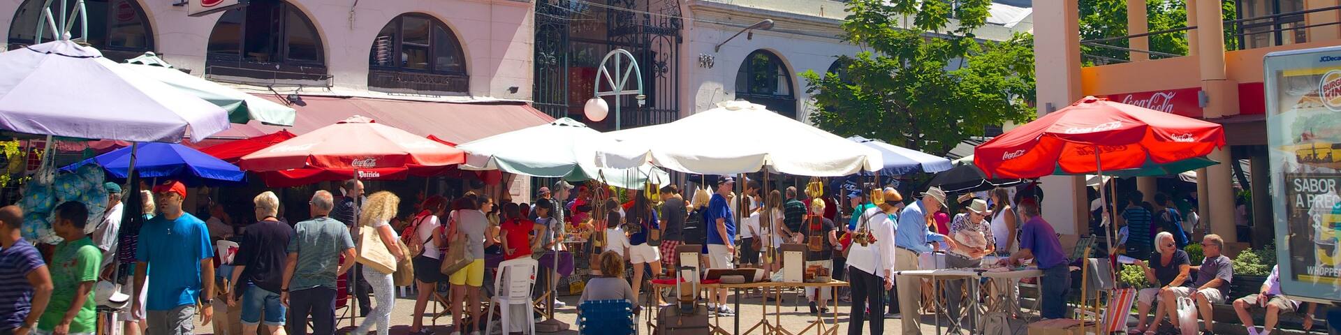 Mercado Agricola de Montevideo featuring markets as well as a large group of people