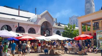 Mercado Agricola de Montevideo que incluye mercados y también un grupo grande de personas