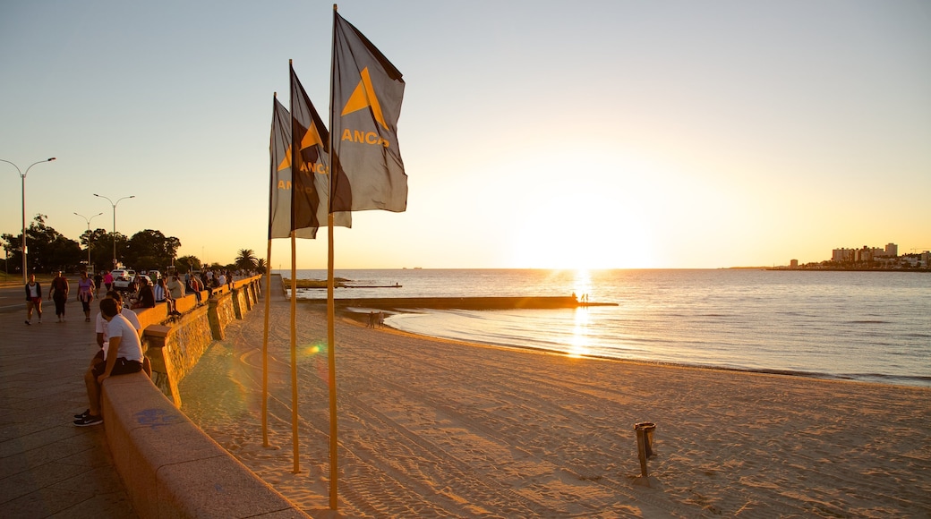 Montevidéu caracterizando um pôr do sol e uma praia