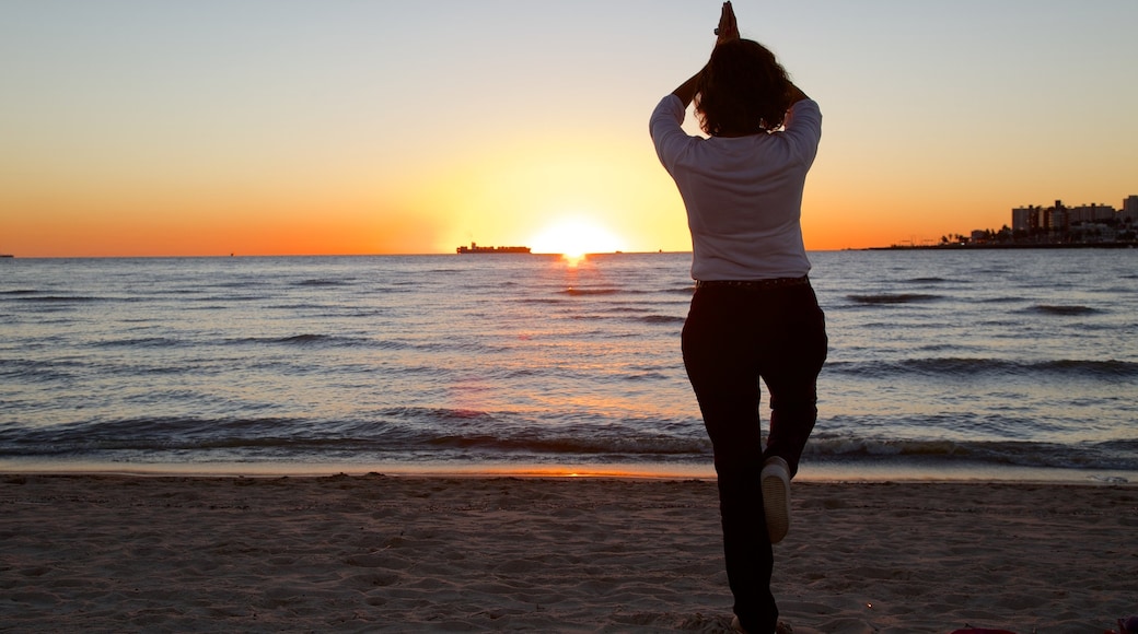 Montevideo mostrando un atardecer, un spa de día y una playa