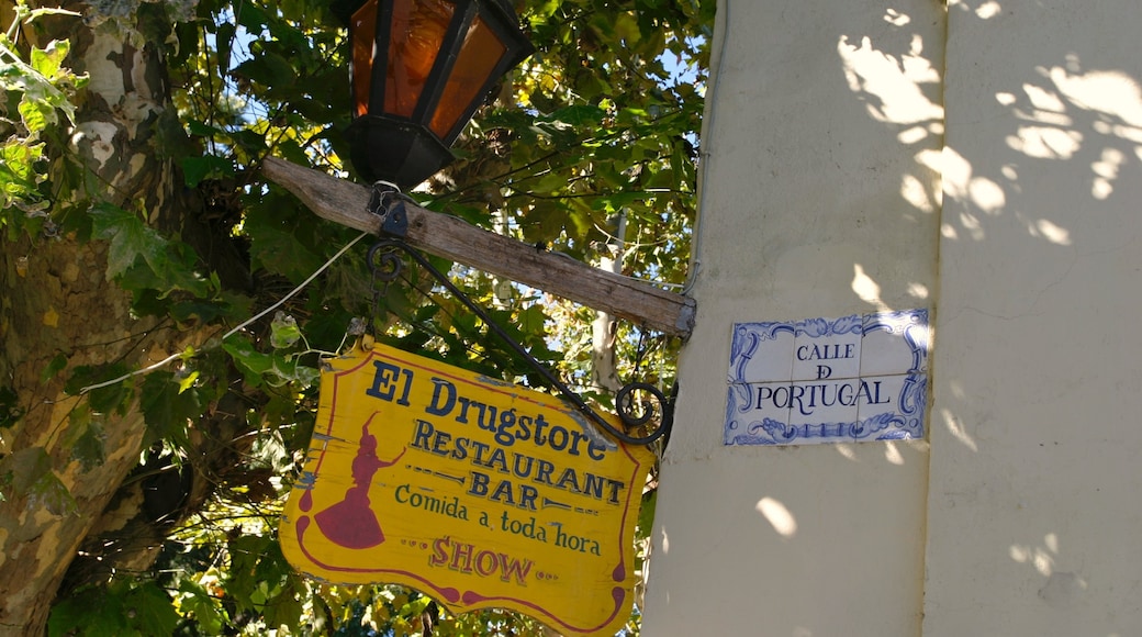 Colonia del Sacramento featuring signage