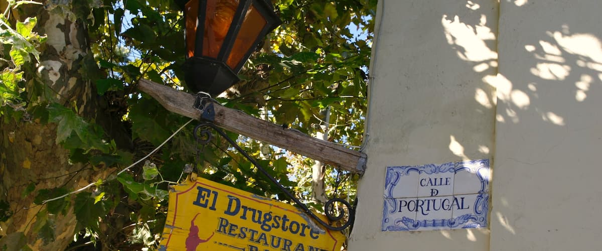 Colonia del Sacramento featuring signage