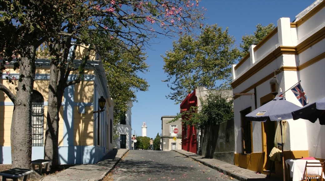 Colonia del Sacramento which includes street scenes