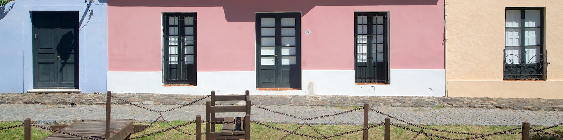 Colonia del Sacramento Plaza de Armas featuring a house