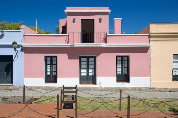 Colonia del Sacramento Plaza de Armas which includes a house