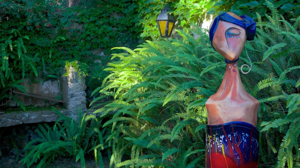 Calle de los Suspiros mostrando um jardim e arte ao ar livre