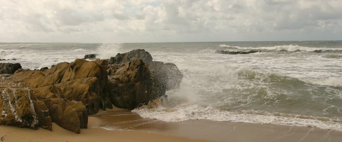 La Pedrera inclusief ruige kustlijn en een zandstrand