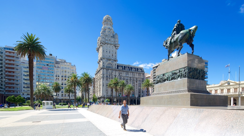 Palacio Salvo que incluye una estatua o escultura, una ciudad y una plaza