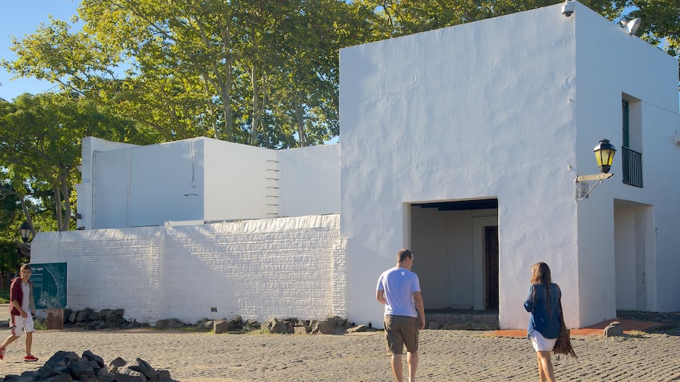 Porton de Campo mostrando uma casa assim como um casal