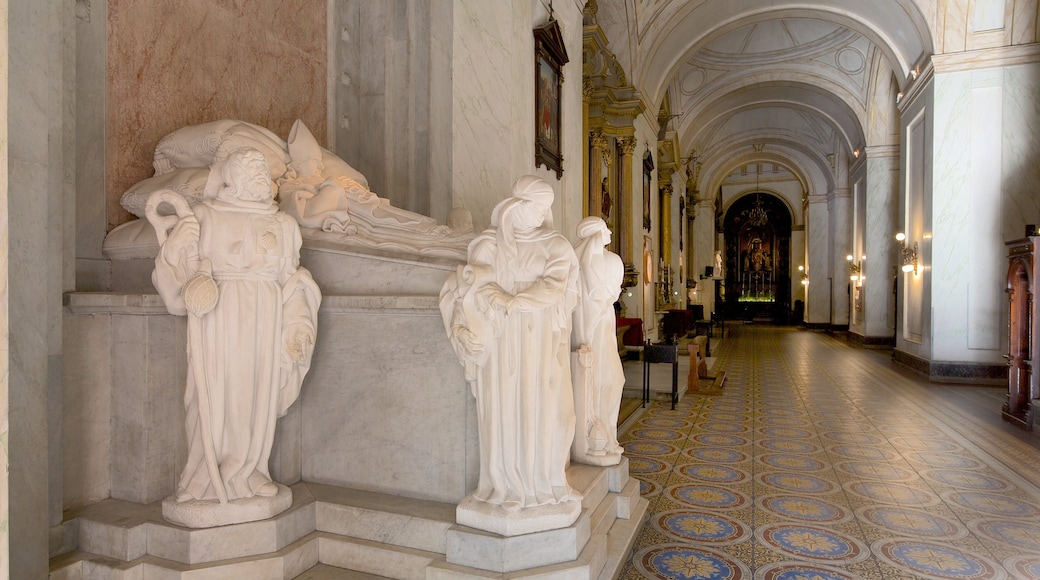 Catedral de Montevideo mostrando uma estátua ou escultura, vistas internas e aspectos religiosos