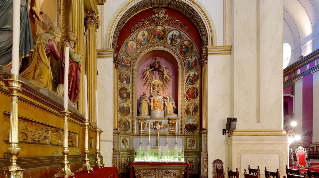 Catedral de Montevideo caracterizando vistas internas, uma igreja ou catedral e elementos religiosos