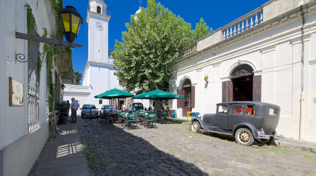 Plaza de Armas von Colonia del Sacramento das einen historische Architektur und Straßenszenen