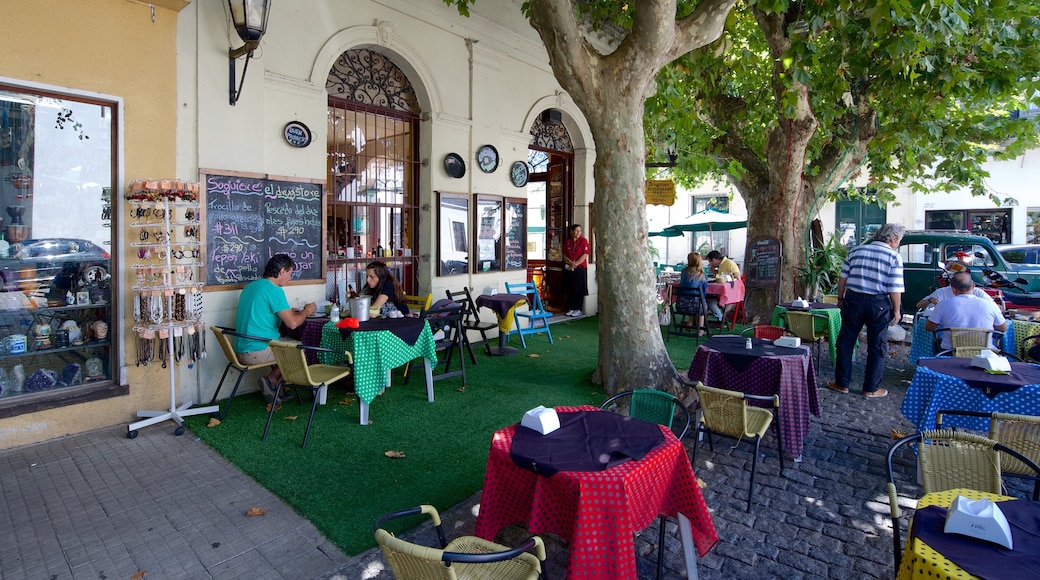 Plaza de Armas de Colonia del Sacramento mostrando comidas al aire libre