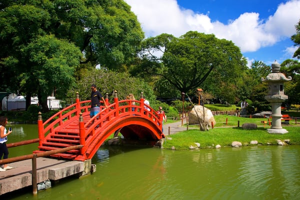 Japanischer Garten das einen Teich und Garten