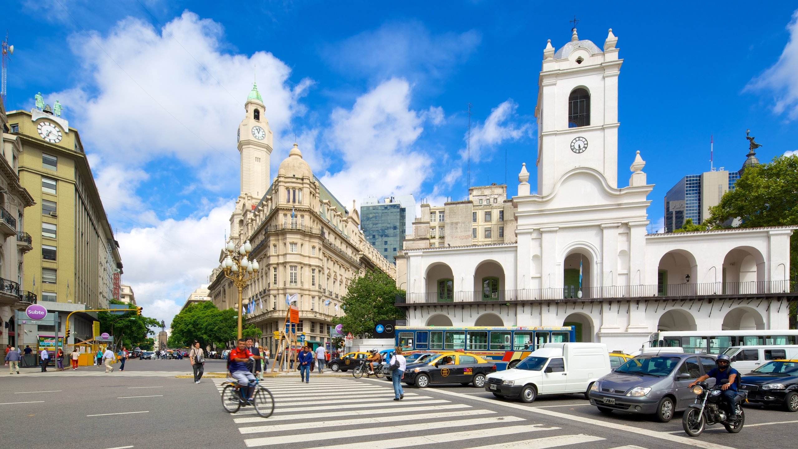 Cabildo de Buenos Aires das einen Straßenszenen, historische Architektur und Stadt