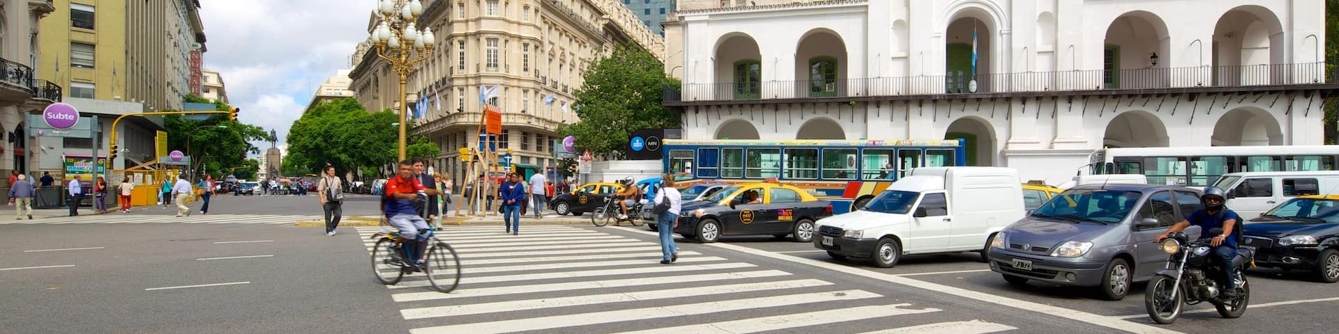 Cabildo showing a city, heritage architecture and street scenes