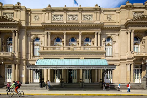 Teatro Colon mettant en vedette scènes de rue et patrimoine architectural