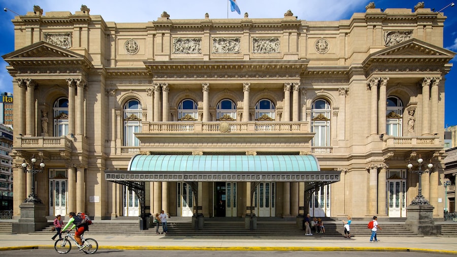 Teatro Colon som visar historisk arkitektur och gatuliv
