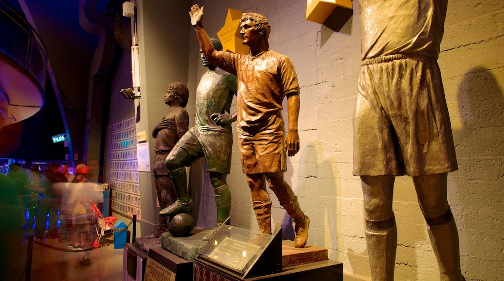 La Bombonera ofreciendo vistas interiores y una estatua o escultura