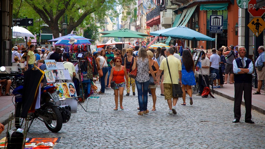 San Telmo mostrando mercados e cenas de rua assim como um grande grupo de pessoas